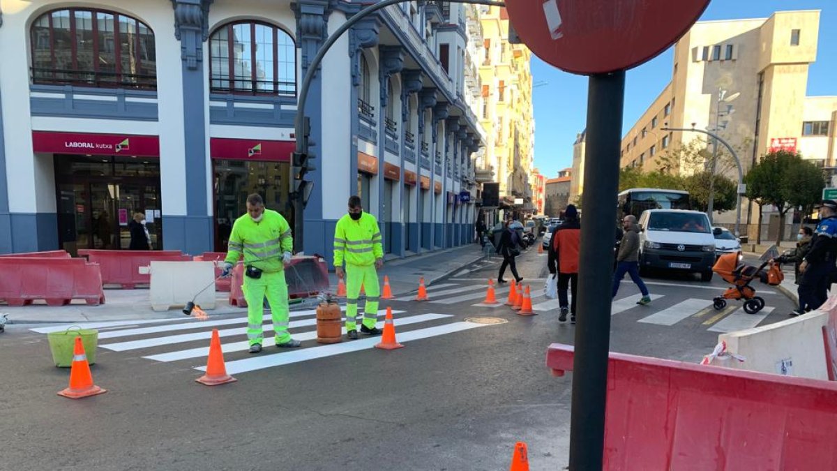 Los operarios del Ayuntamiento de León, esta mañana, pintando el nuevo paso de peatones entre Ramón y Cajal y Santo Domingo. Á. C.