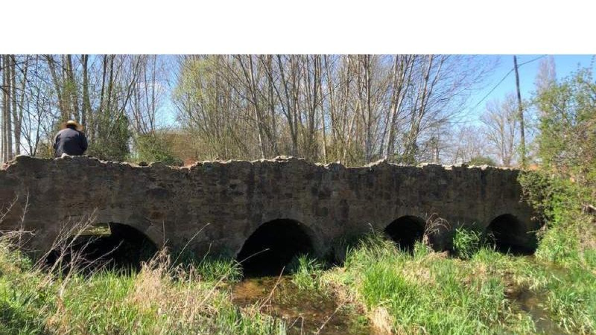 Puente sobre el río Peces en Palacios de la Valduerna, sobre el que discurre la calzada que el Ayuntamiento pretende recuperar. C. ANTA