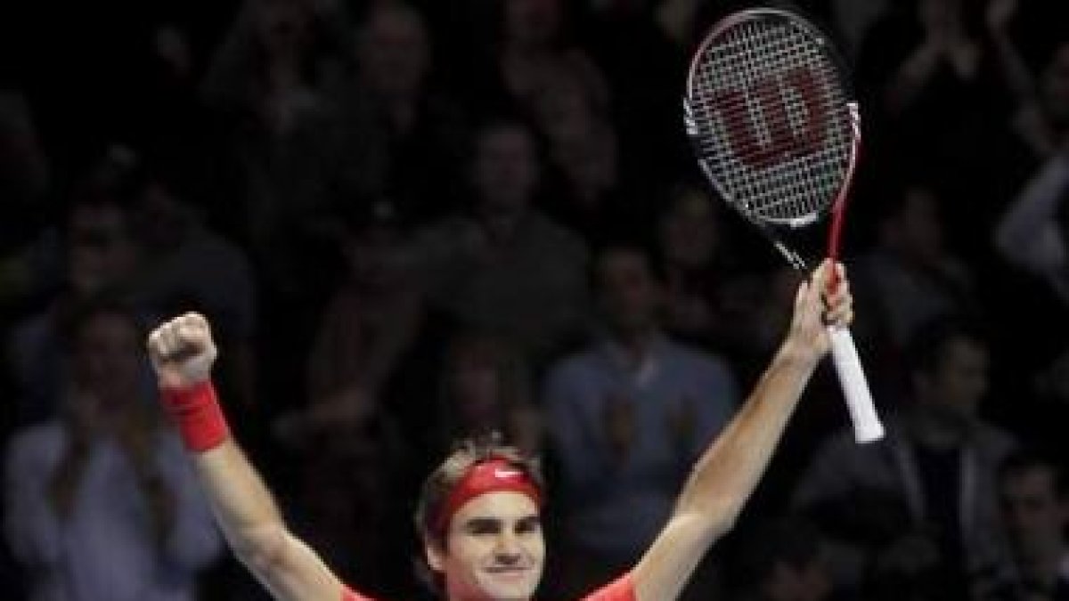 Roger Federer levanta los brazos tras superar a Nadal en la final del Masters.