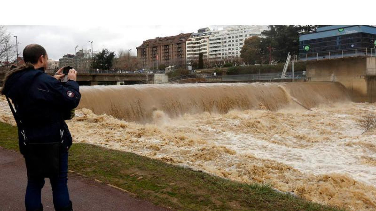 El torrente de agua del Bernesga a su paso por la capital impresiona, como muestra la fotografía. MARCIANO PÉREZ