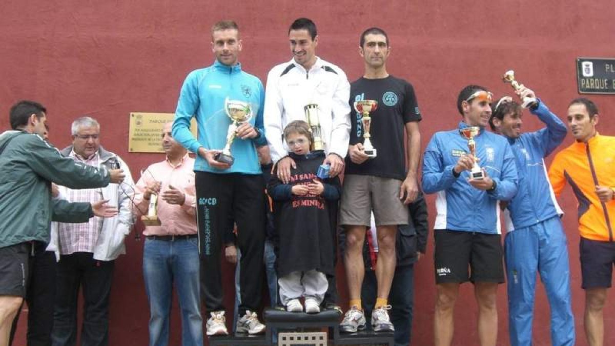 El pequeño Adrián Fanegas con los ganadores en el podio.