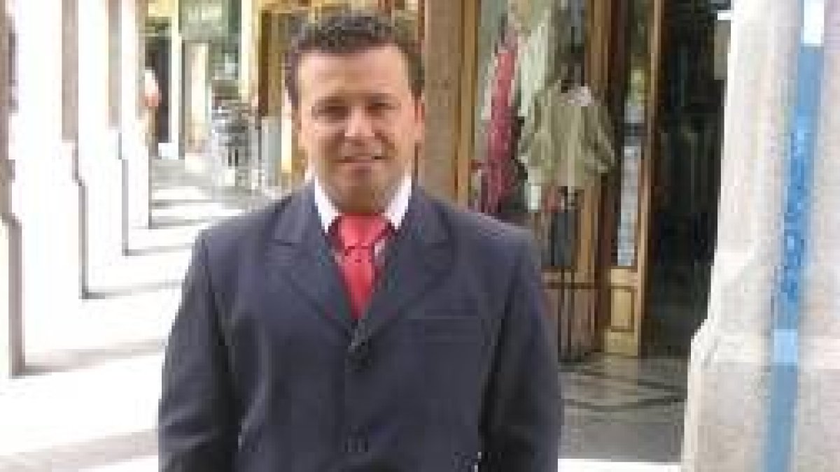 González, tras la realización de la entrevista, en la plaza Mayor