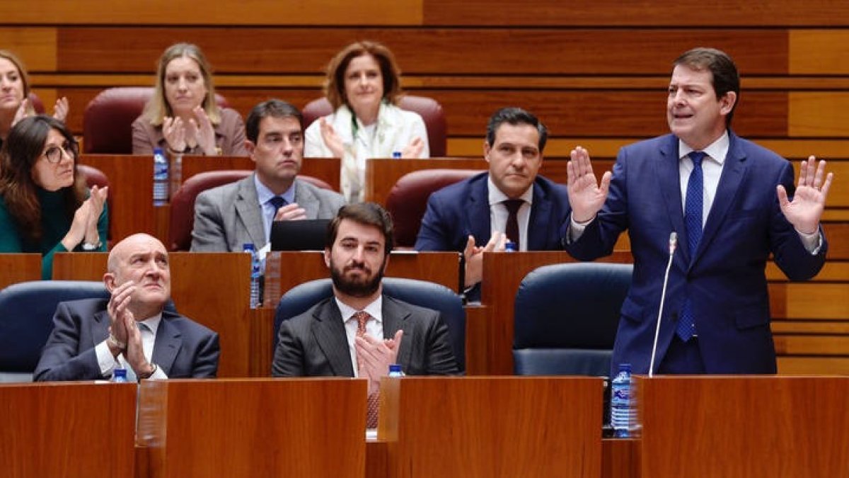 El presidente Alfonso Fernández Mañueco interviene en el Pleno de las Cortes. NACHO GALLEGO