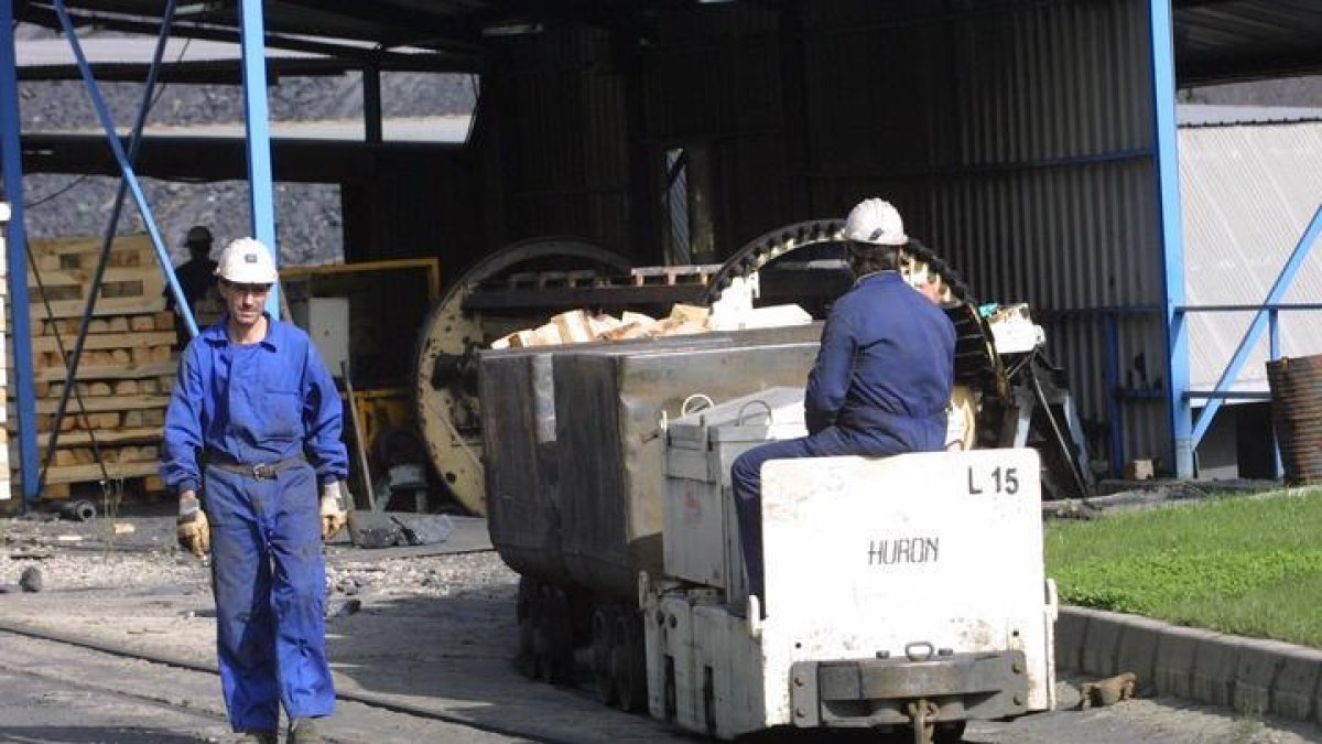 Una imagen ya inédita en el Bierzo: mineros entrando a trabajar