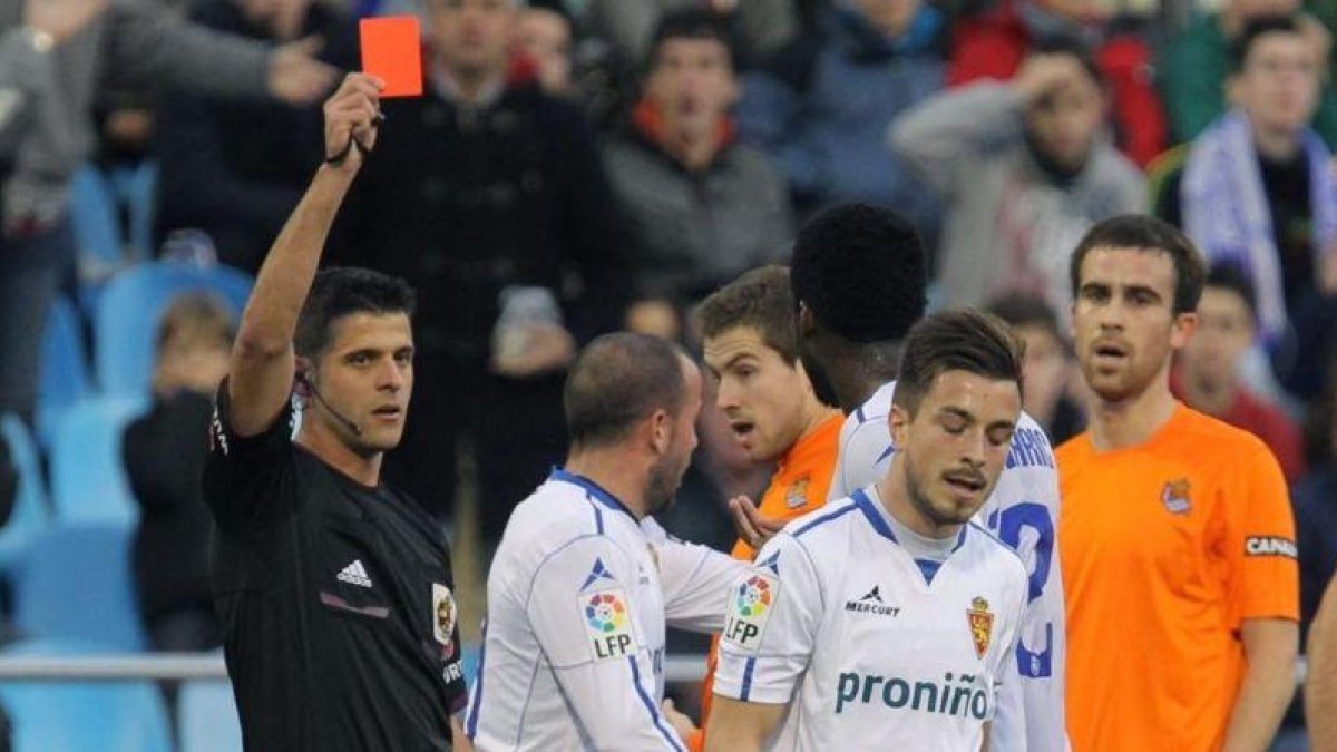 Gil Manzano expulsa a un futbolista en un Zaragoza-Valencia jugado en La Romareda.