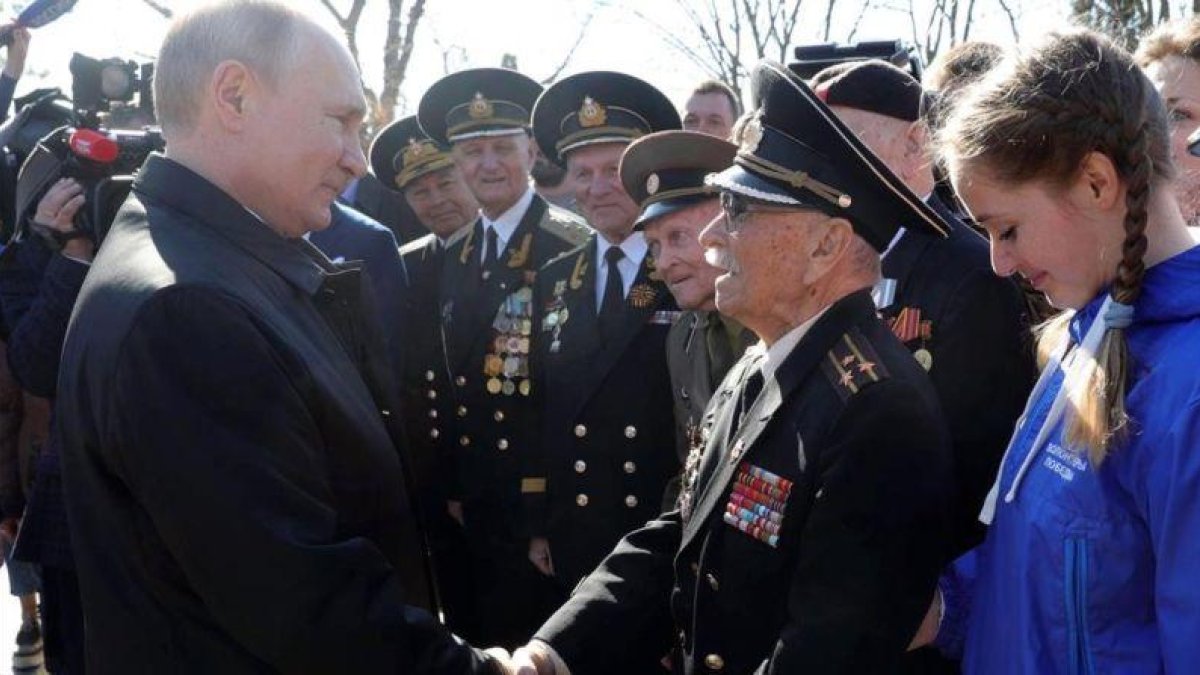Vladimir Putin saluda a residentes en Crimea.