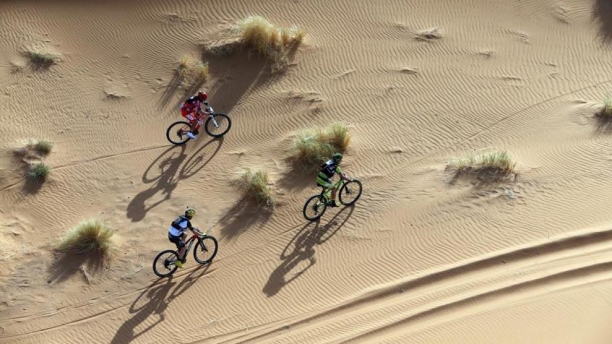 Imagen de un momento de la prueba ciclista de la Titan Desert.