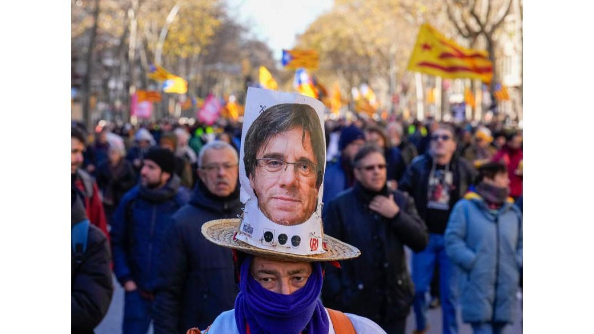 Un activista lleva un retrato de Carles Puigdemon. ALEJANDRO GARCIA