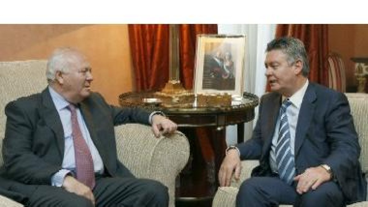 El ministro de Asuntos Exteriores, Miguel Ángel Moratinos, con su homólogo belga, Karel de Gucht.