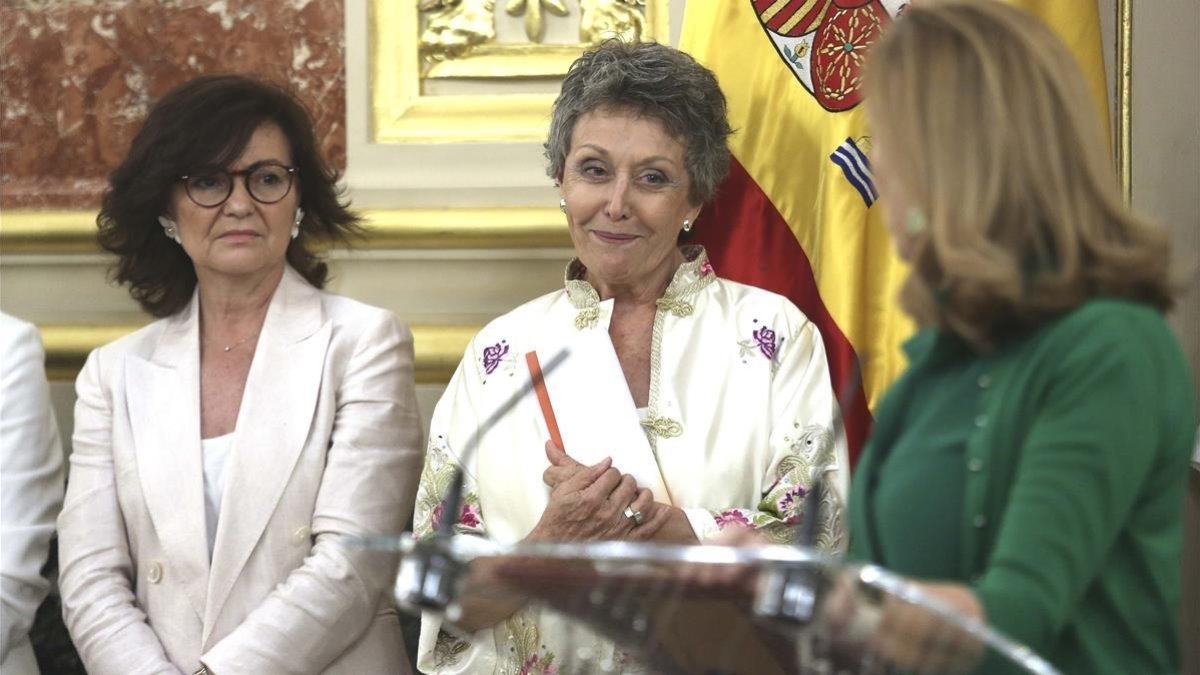 Rosa María Mateo (en el centro), el pasado 30 de julio, cuando asumió el cargo de administradora única provisional de RTVE.