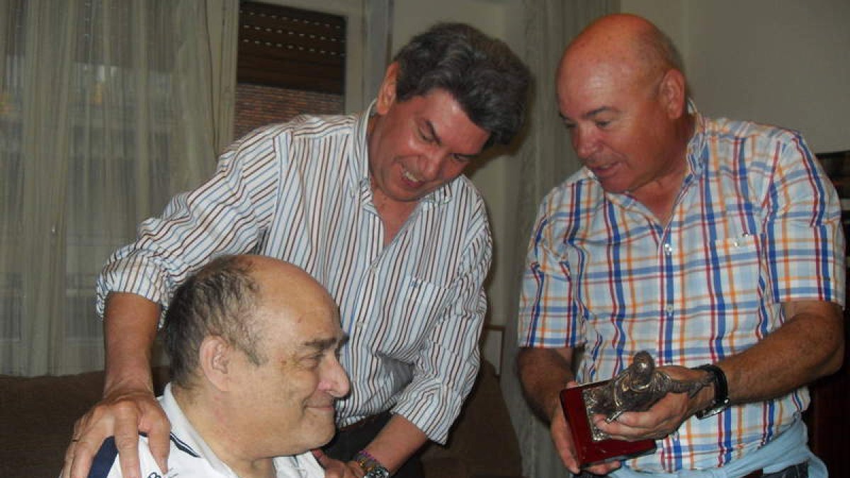 José Luis Manso, a la zquierda, falleció a la edad de 74 años. DL