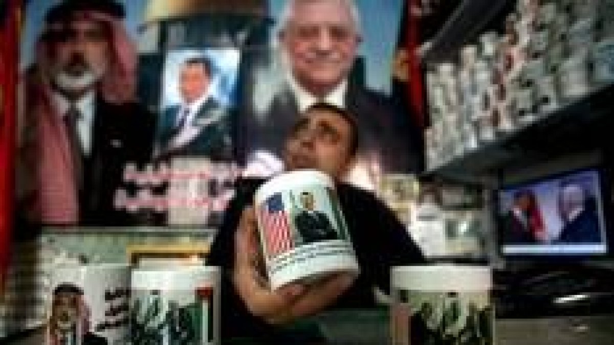El dependiente de una tienda de Gaza muestra una taza decorada con una foto de Barack Obama