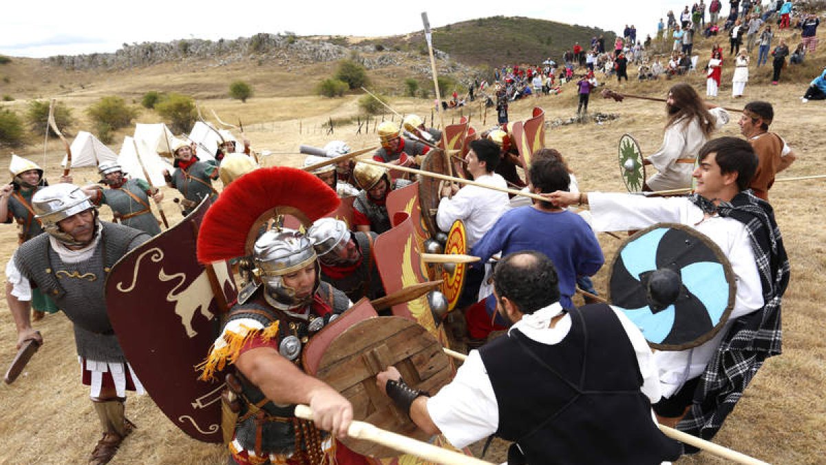 Arqueólogos y vecinos revivieron ayer un episodio de las Guerras Cántabras.