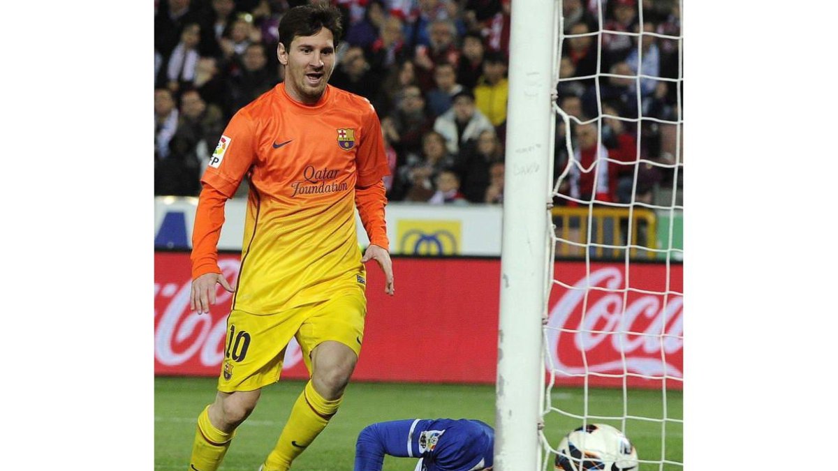 Leo Messi supera al meta granadino Toño para darle la victoria al Barcelona.
