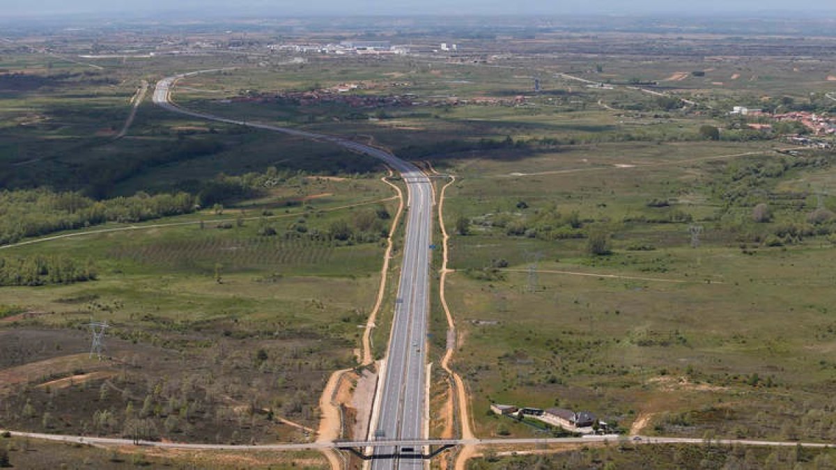 Vista del corredor; la AP-71, en paralelo, la Nacional 120, las localidades de San Miguel y Robledo, y el polígono de Villadangos. ARCHIVO