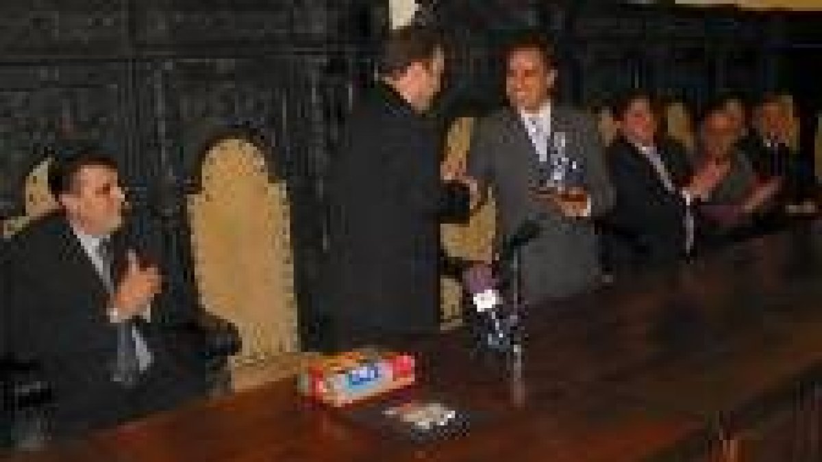 El alcalde de Lalín entrega a Perandones un regalo en presencia de ediles de ambos municipios