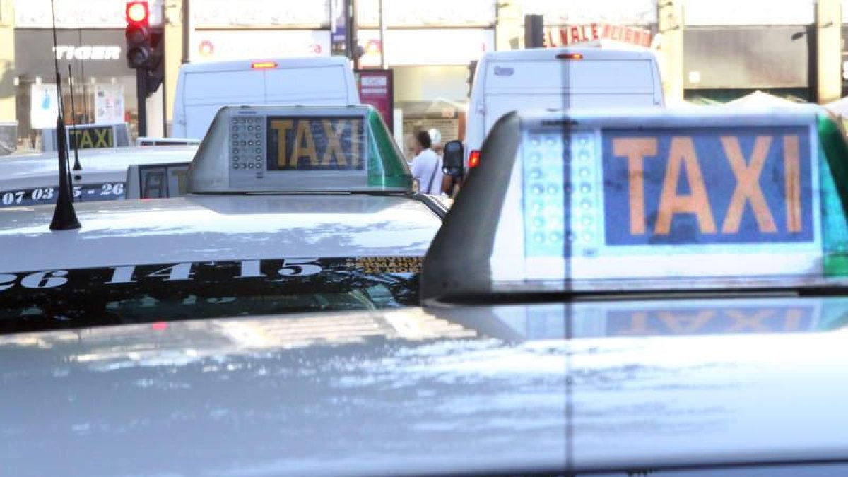Los taxistas leoneses podrán aplicar las nuevas tarifas a partir de enero.