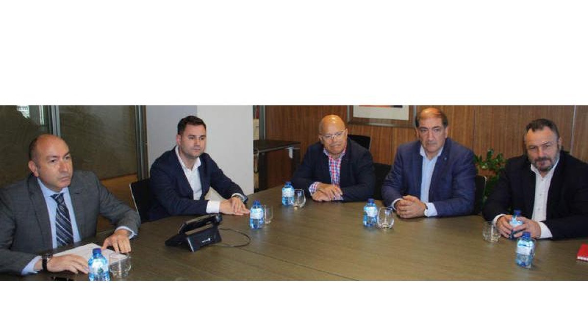 Alejandro Soler, Javier Alfonso Cendón, Faustino Sánchez, José Pellitero y Eduardo Morán, ayer en la reunión. DL