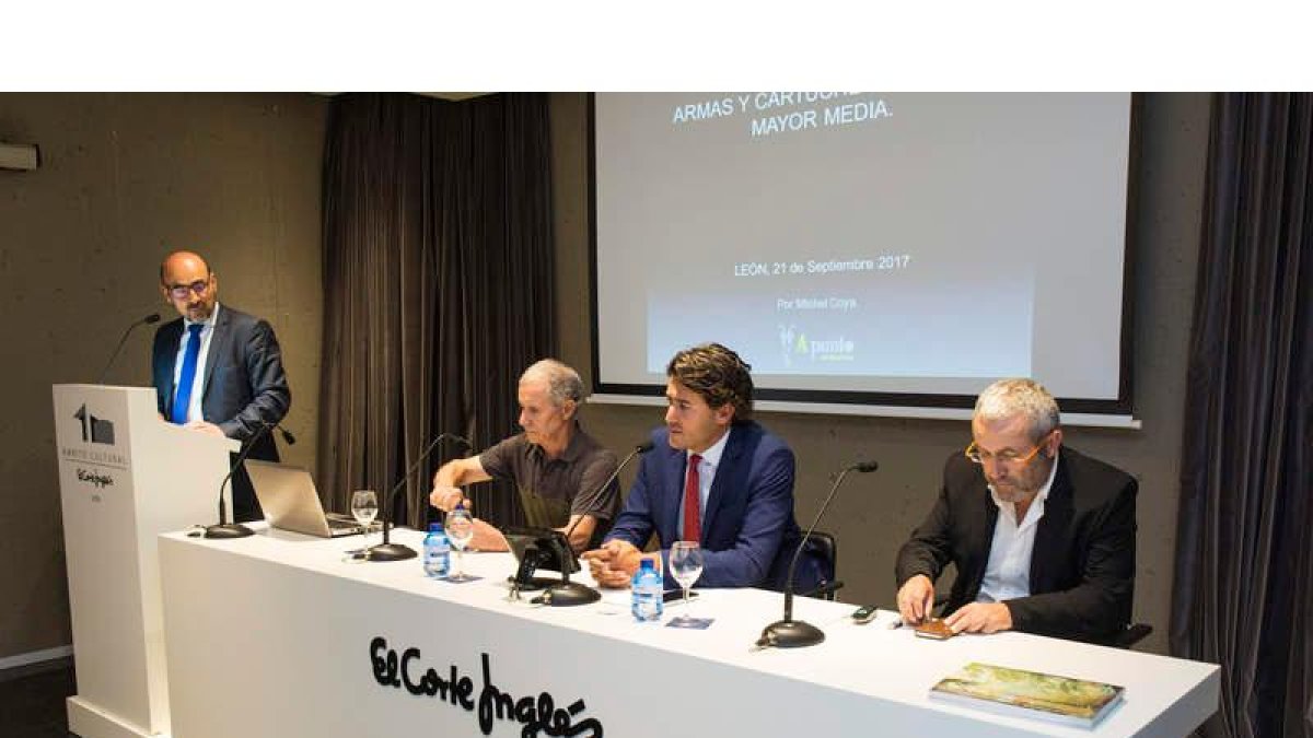 Vázquez, Tragacete, Ángel López y Coya en la conferencia sobre el futuro de la caza. F. OTERO PERANDONES