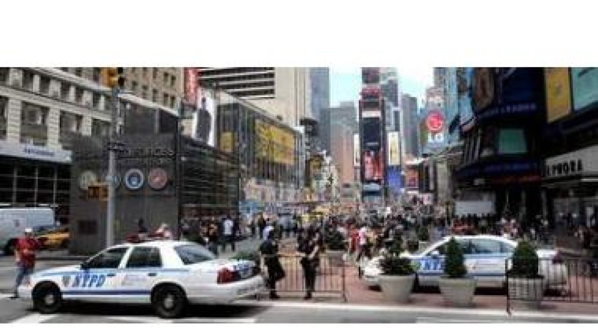 Policías de Nueva York montan guardia en Times Square.