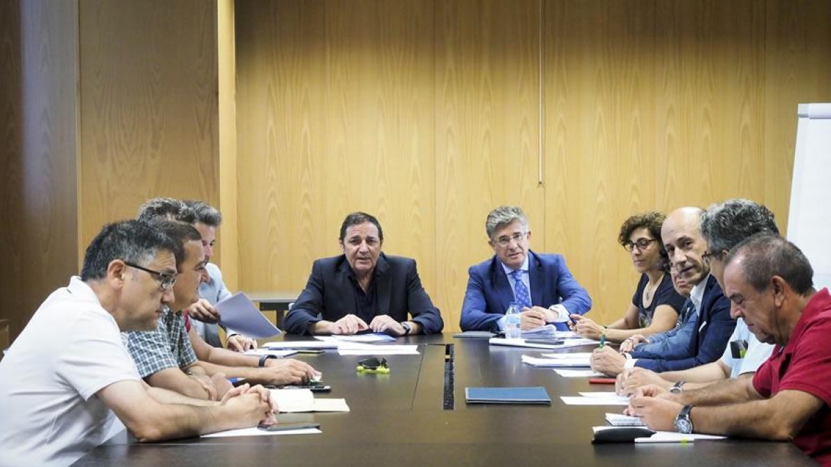 El consejero de Sanidad, Antonio María Sáez, se reúne con el comité de la huelga de médicos interinos, convocada por el Sindicato Médico de Castilla y León