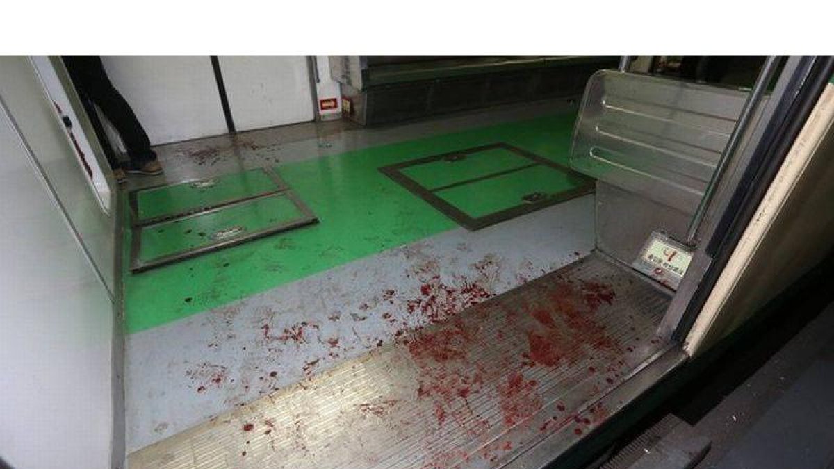 Sangre de los viajeros, en uno de los vagones accidentados del metro de Seúl.