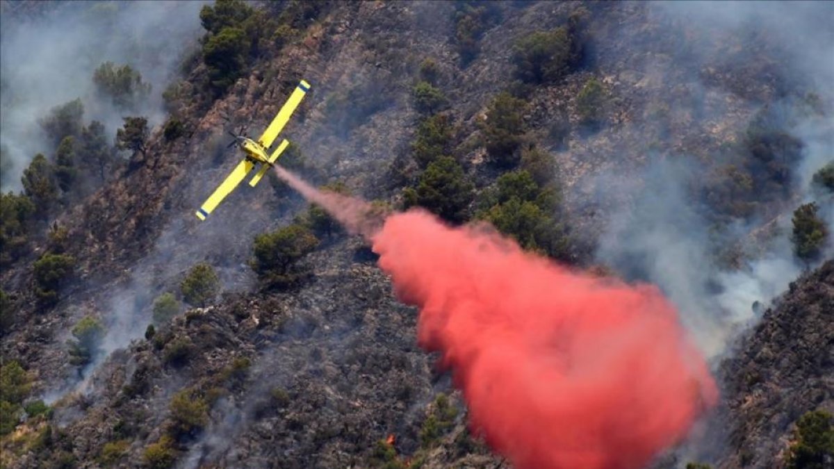 Uno de los hidroaviones que trabajan para sofocar el incendio de Artana, en Castellón.