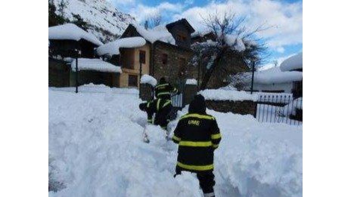 Miembros de la UME limpienado la nieve en Laciana. TWITTER UME.GOB