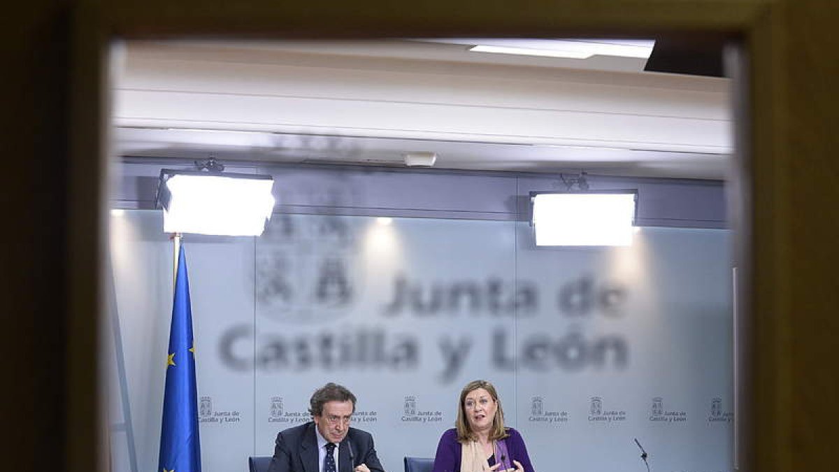 De Santiago-Juárez y Pilar del Olmo, ayer, en la rueda de prensa para dar cuenta del acuerdo.