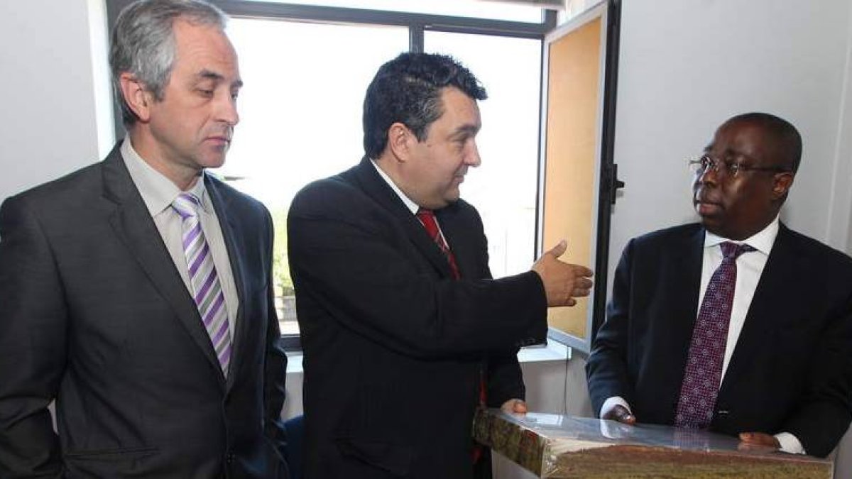 Rubén Neira, José Luis Ramón y Alfredo Dombe, tras su reunión en el Ayuntamiento.