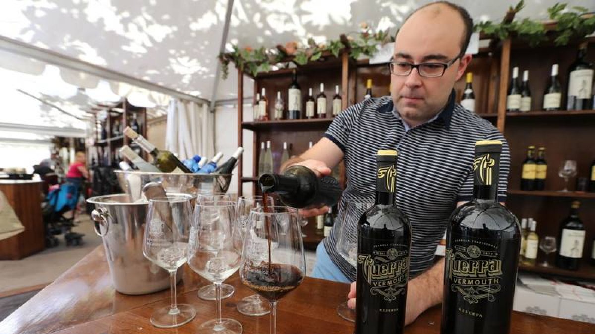 Pablo Franco con dos botellas del vermú Guerra