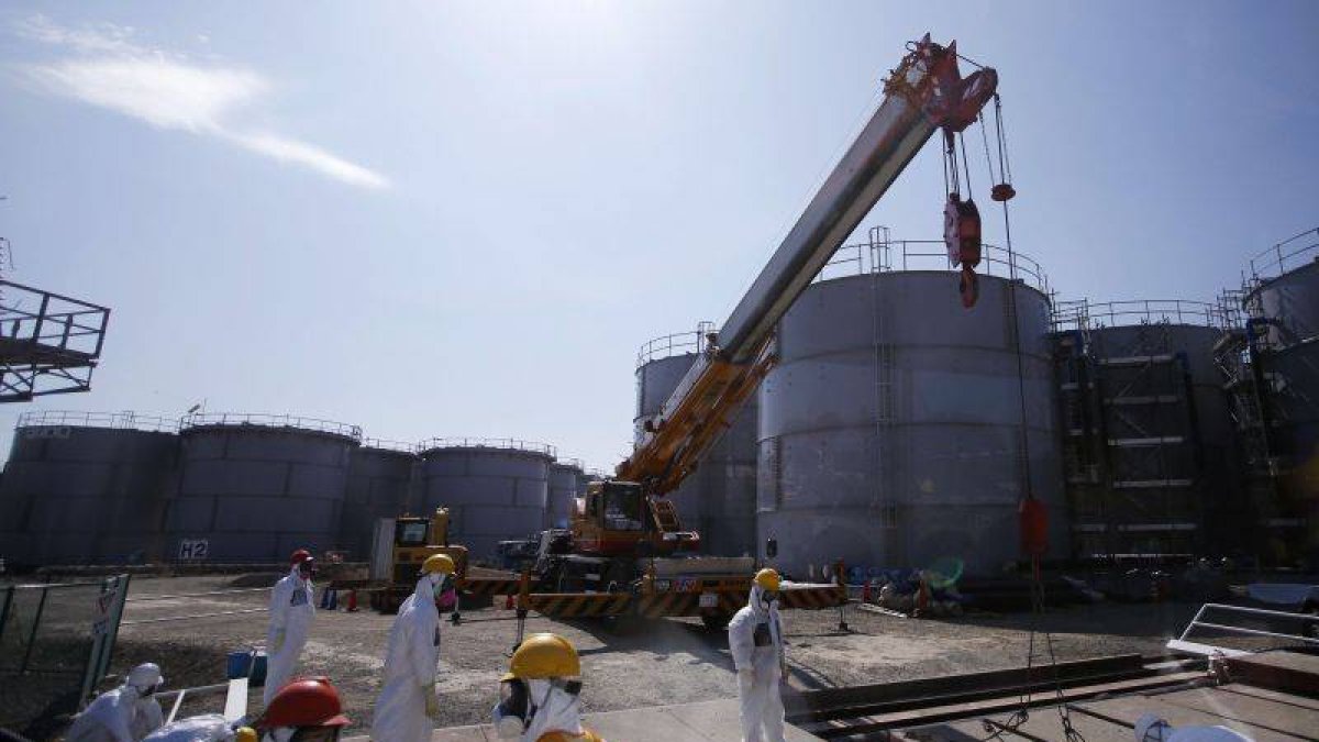 Los trabajadores inspeccionan la central nuclear de Fukushima.