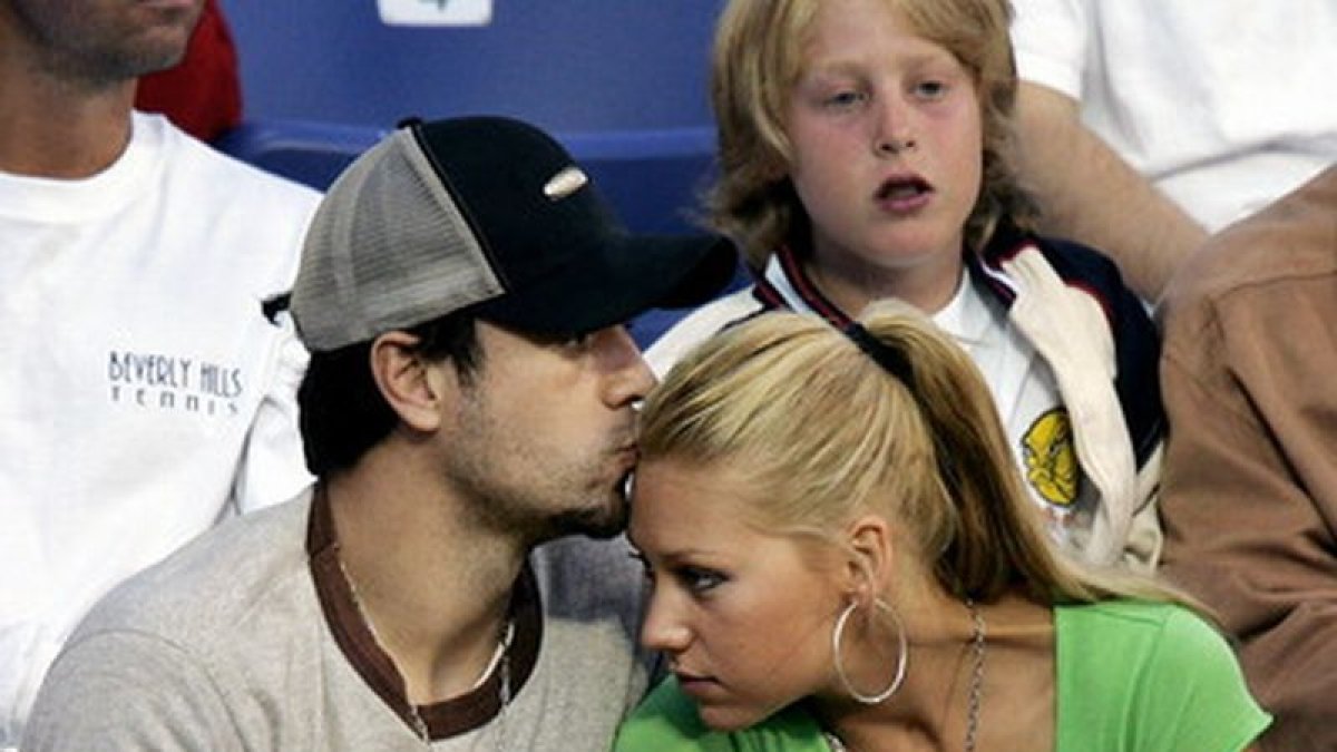 Enrique Iglesias besa a Anna Kurnikova, en Los Ángeles, en el 2004.