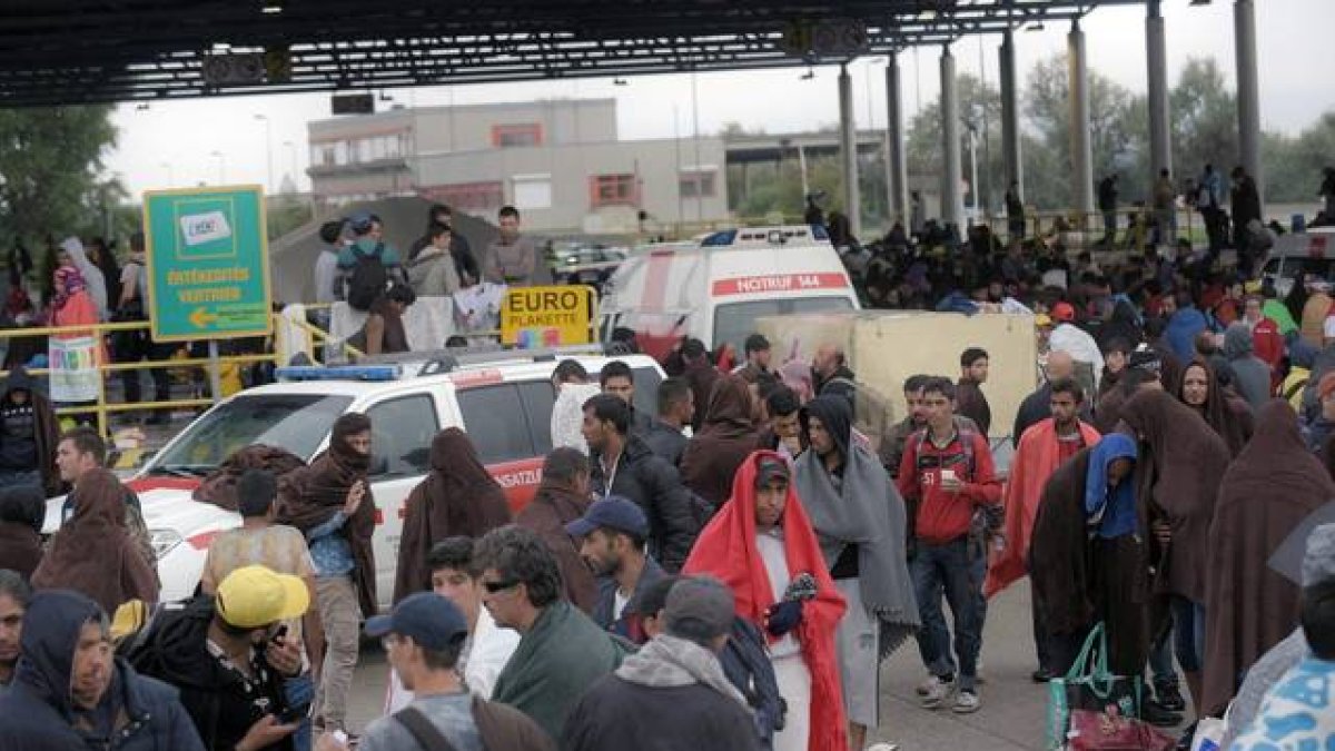 Los primeros refugiados han llegado en autobuses desde Hungría a Nickelsdorf, en la frontera de Austria.