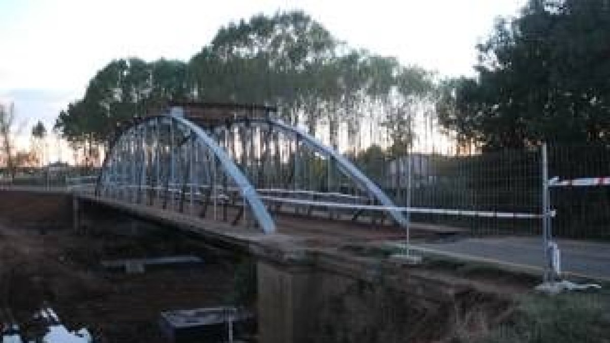 Una imagen de los trabajos previos a la retirada del puente de hierro sobre el Tuerto en Sopeña