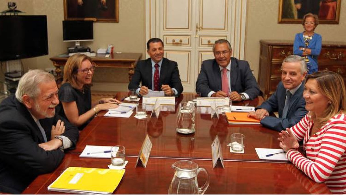Momento de la reunión celebrada ayer en Madrid con altos cargos del Ministerio de Hacienda y de la Junta.