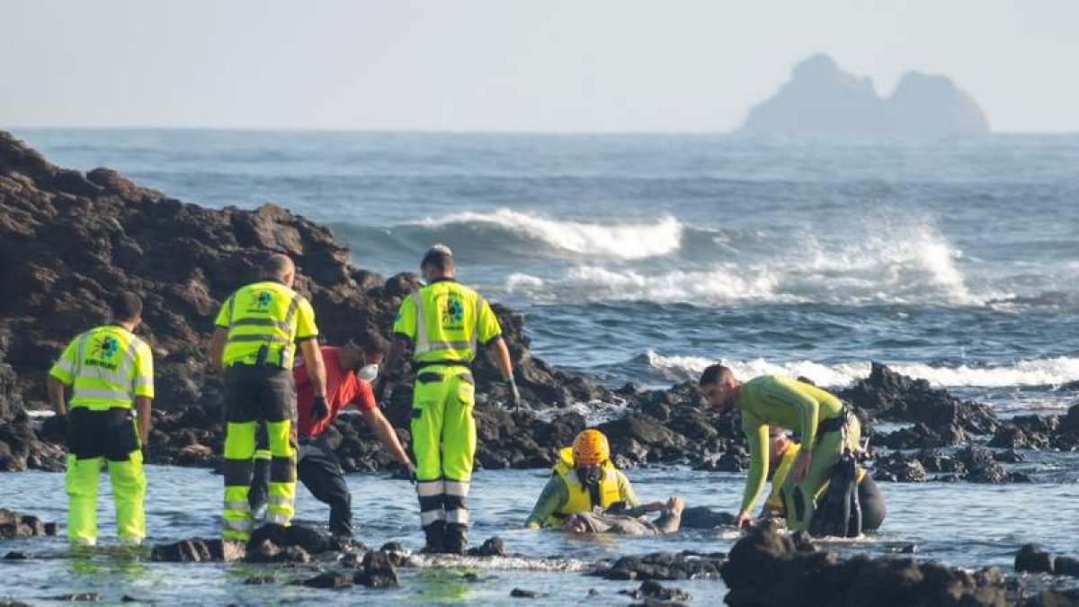 Rescate ayer en Lanzarote de los cuerpos sin vida de cuatro migrantes. JAVIER FUENTES FIGUEROA
