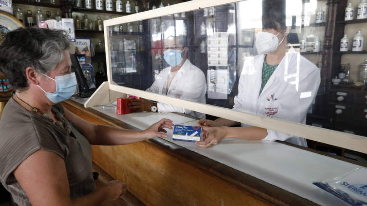 Una mujer comprando un test de antígenos en una de las farmacias de León. MARCIANO PÉREZ