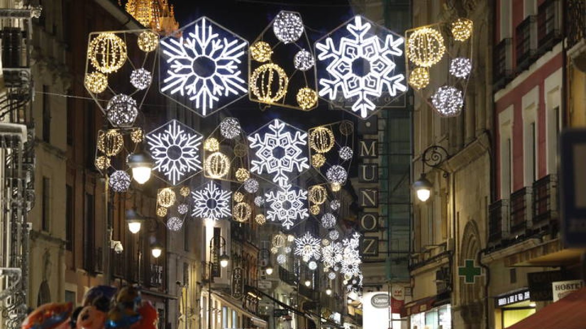 Luces navideñas en las calles de León. MARCIANO PÉREZ