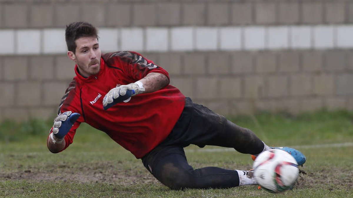 Jorge Palatsí durante un entrenamiento con la Cultural y Deportiva Leonesa. JESÚS F. SALVADORES