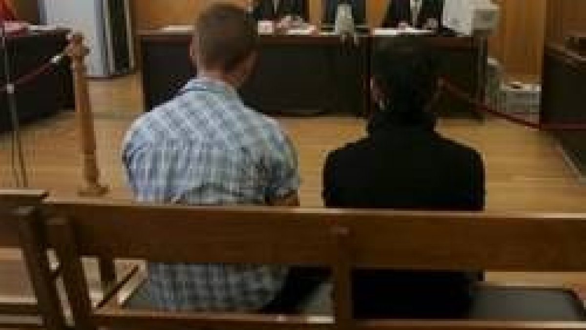 Dos de los condenados en el juicio de la mañana de ayer, que se celebró en el juzgado de lo Penal 2