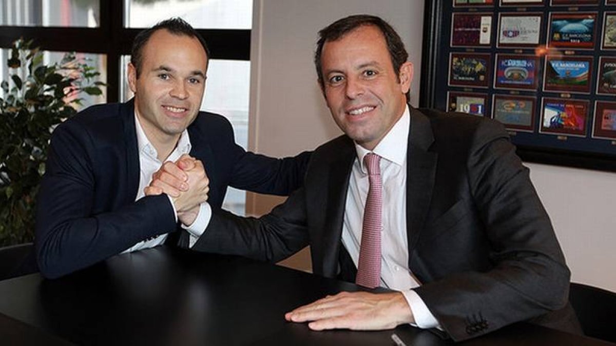 Iniesta y Rosell, tras la firma de la renovación del centrocampista, en las oficinas del Barça.