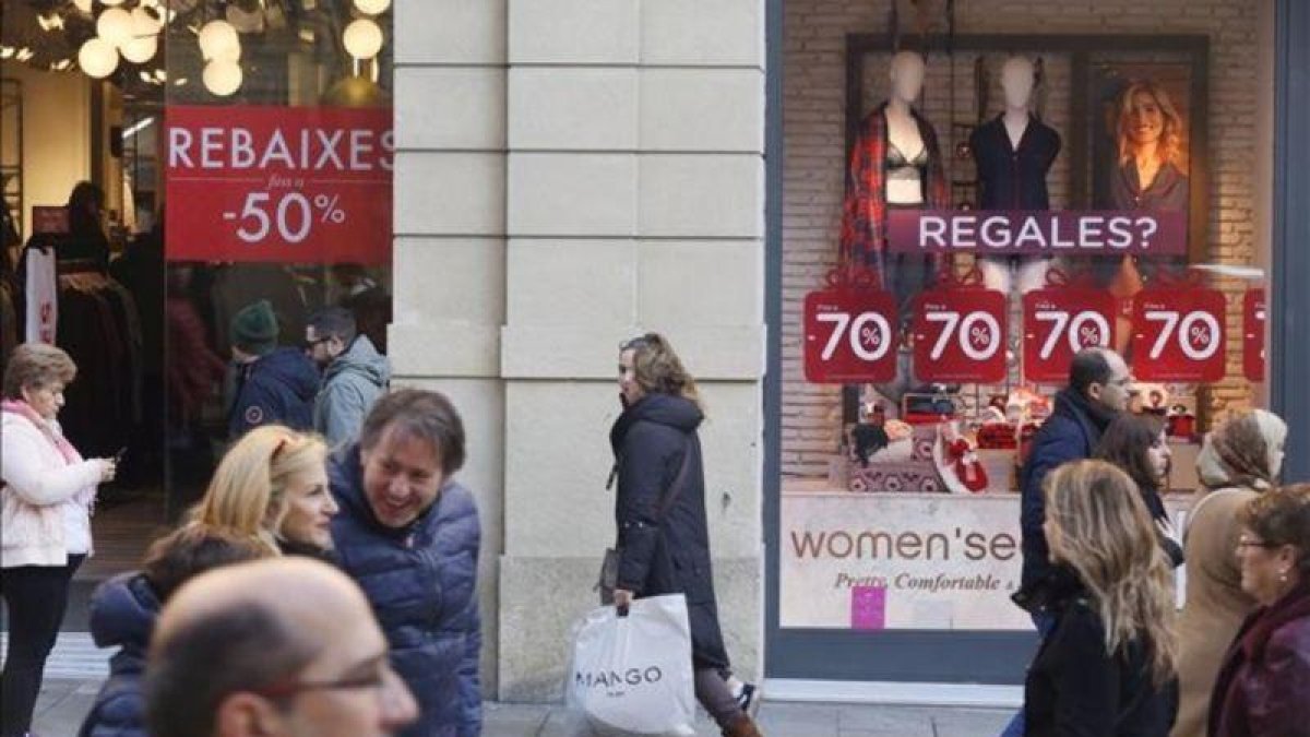 Tiendas con carteles de rebajas en el centro de Barcelona el 2 de enero del 2017.