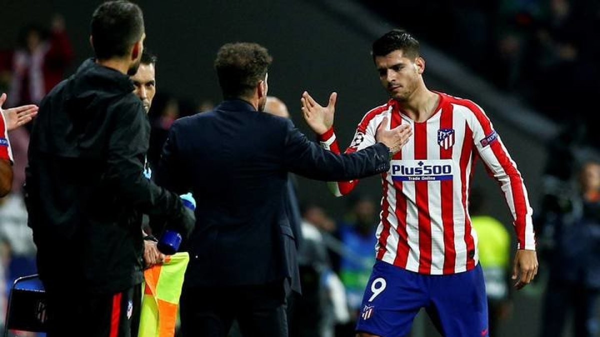 Morata saluda a Simeone. RODRIGO JIMÉNEZ