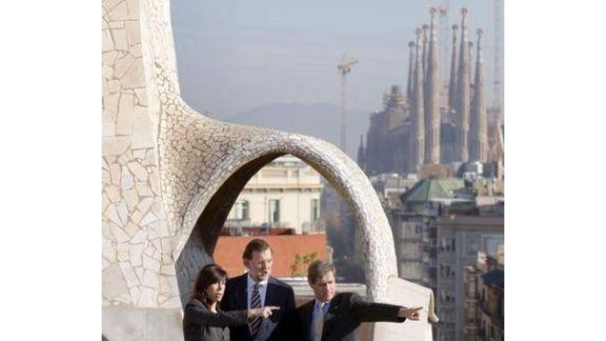 La presidenta del PPC, Sánchez Camacho, Rajoy y el portavoz municipal Fernández Díaz.