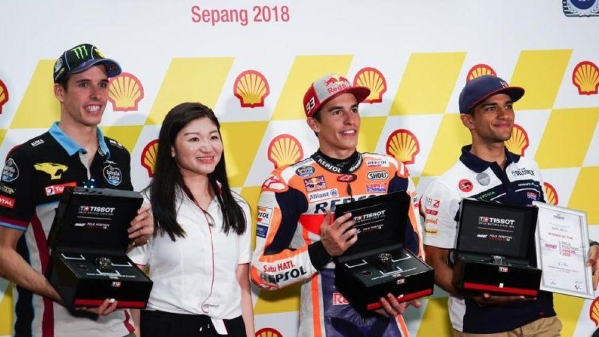 Àlex Márquez, Kim Lim, vicepresidenta de Tissot Malasia, Marc Márquez y Jorge Martin, hoy, en Sepang, celebrando sus tres poles.