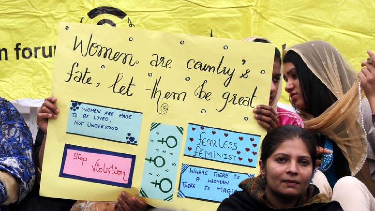 Activistas del Foro de Acción de Mujeres, con una pancarta reclamando derechos. RAHAT DAR
