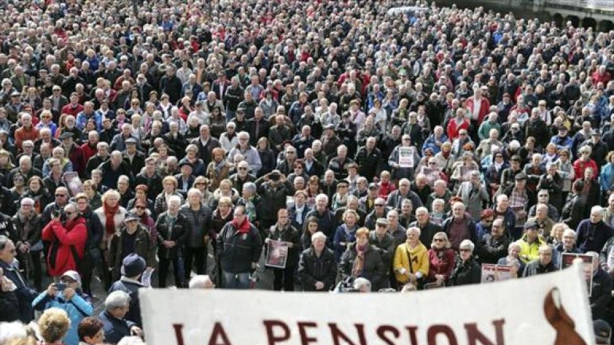 Aspecto de la multitudinaria manifestación de pensionistas que recorrió ayer las calles de Bilbao.