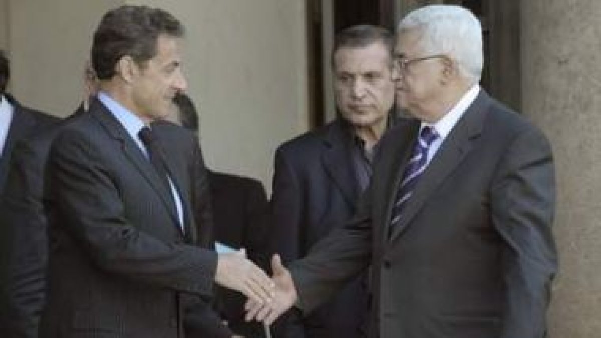 El presidente Sarkozy se reunió ayer con su homólogo palestino, Mahmud Abás.