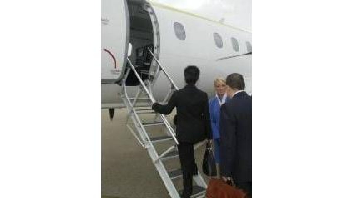 Dos pasajeros acceden a un avión de Lagun Air en el aeropuerto de León